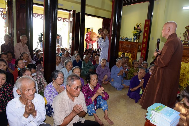 Tặng quà ở Lai Thành, Thừa Thiên Huế