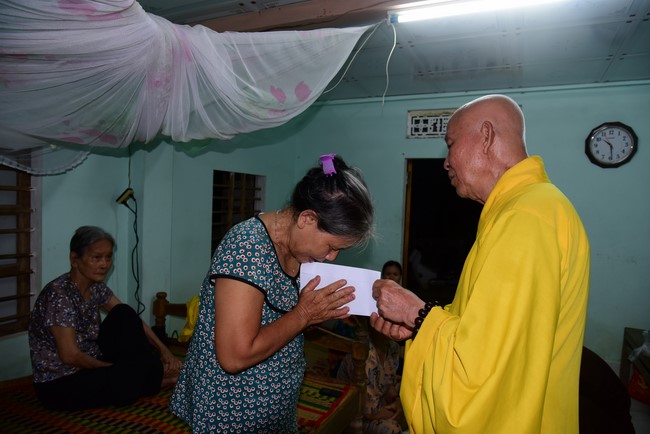 Tặng quà ở Lai Thành, Thừa Thiên Huế