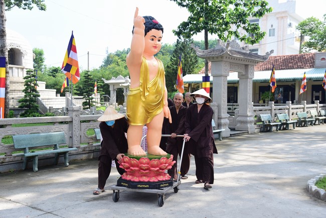 Preparing for the Great Ceremony of Buddha's Birthday 2021 (part 2)