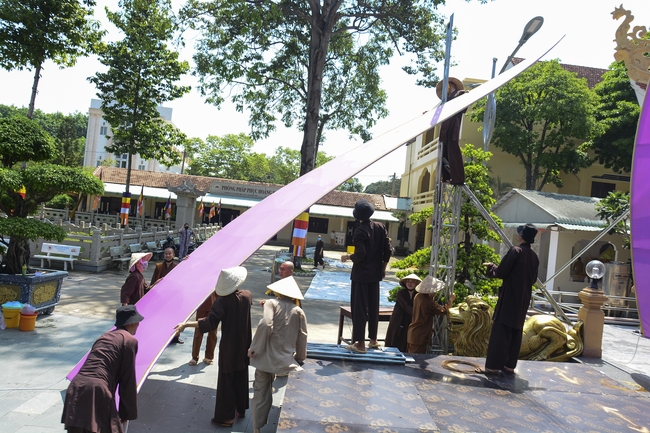 Preparing for the Great Ceremony of Buddha's Birthday 2021 (part 3)