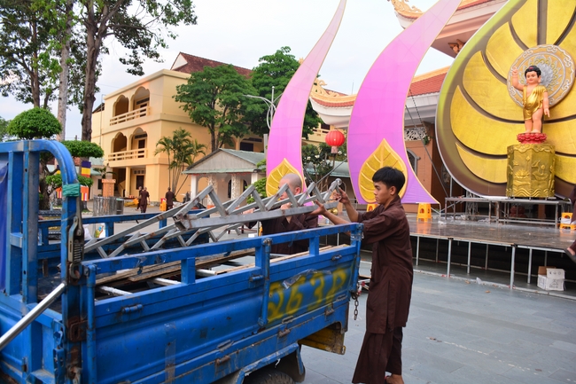 Preparing for the Great Ceremony of Buddha's Birthday 2021 (part 3)