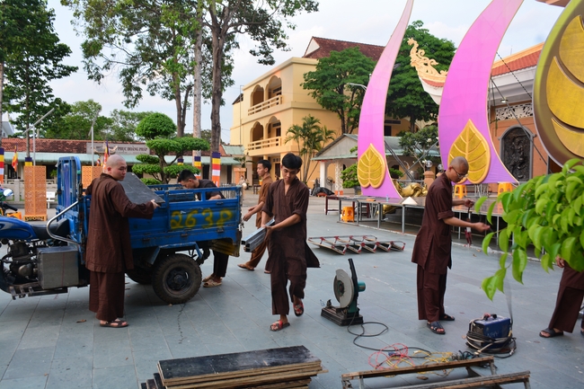 Preparing for the Great Ceremony of Buddha's Birthday 2021 (part 3)