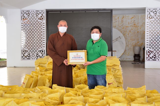 Supporting people in need during the Covid-19 pandemic of Hoang Phap Pagoda
