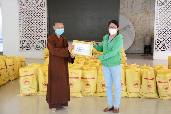 Supporting people in need during the Covid-19 pandemic of Hoang Phap Pagoda