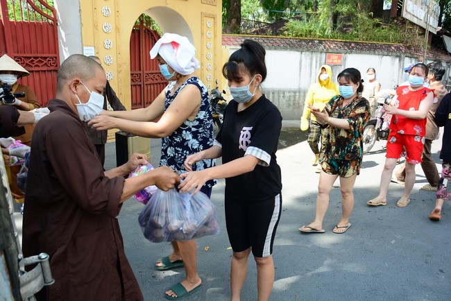 Supporting people in need during the Covid-19 pandemic of Hoang Phap Pagoda