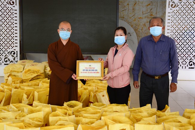 Supporting people in need during the Covid-19 pandemic of Hoang Phap Pagoda