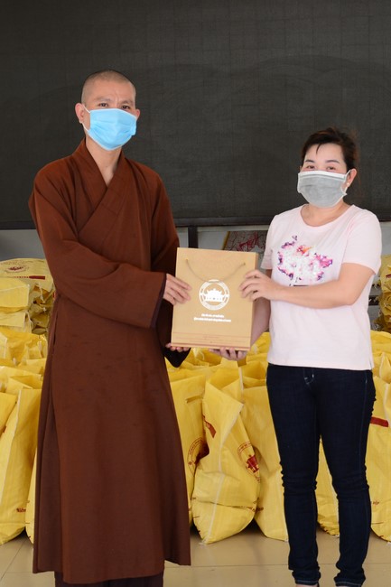 Supporting people in need during the Covid-19 pandemic of Hoang Phap Pagoda