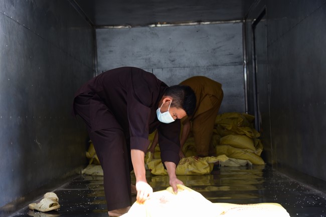 Supporting people in need during the Covid-19 pandemic of Hoang Phap Pagoda