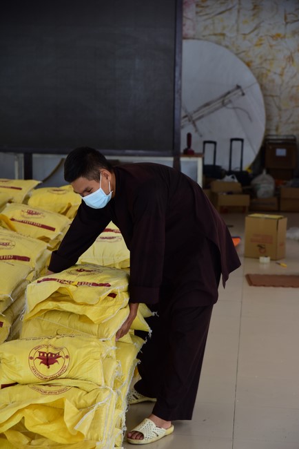 Supporting people in need during the Covid-19 pandemic of Hoang Phap Pagoda