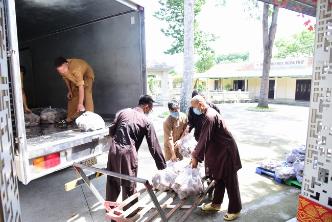 Supporting people in need during the Covid-19 pandemic of Hoang Phap Pagoda