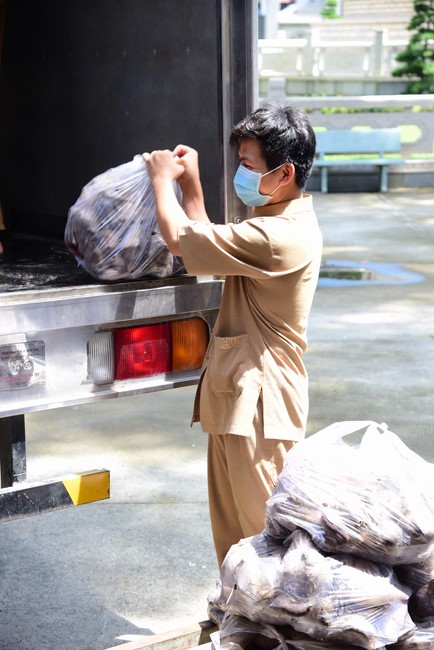Supporting people in need during the Covid-19 pandemic of Hoang Phap Pagoda