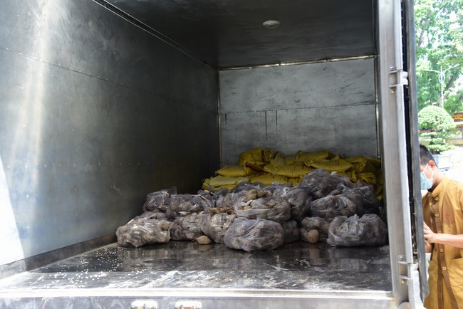 Supporting people in need during the Covid-19 pandemic of Hoang Phap Pagoda