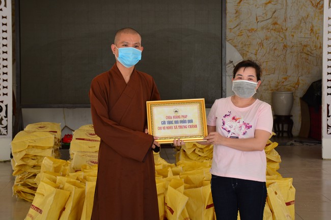 Supporting people in need during the Covid-19 pandemic of Hoang Phap Pagoda