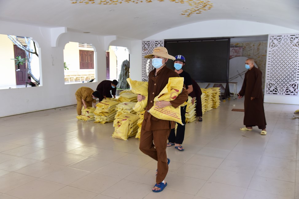Supporting people in need during the Covid-19 pandemic of Hoang Phap Pagoda