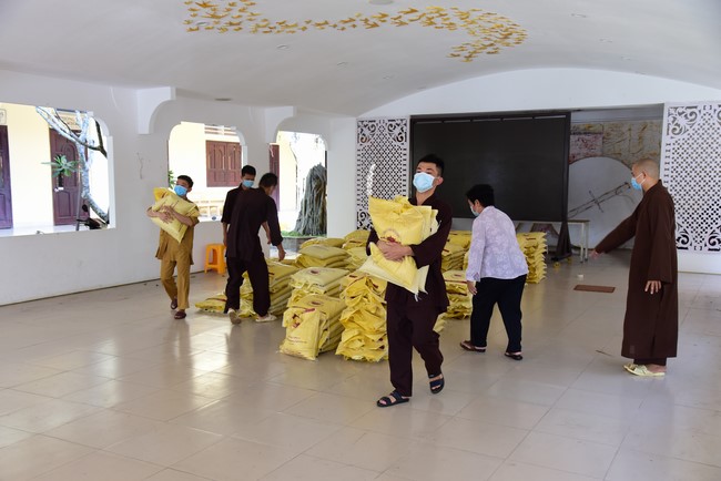 Supporting people in need during the Covid-19 pandemic of Hoang Phap Pagoda