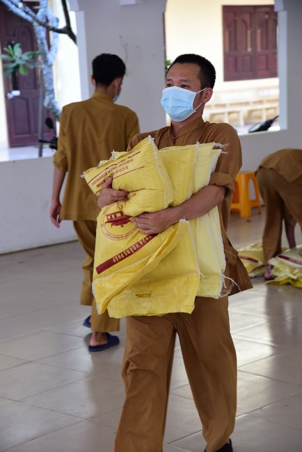 Supporting people in need during the Covid-19 pandemic of Hoang Phap Pagoda