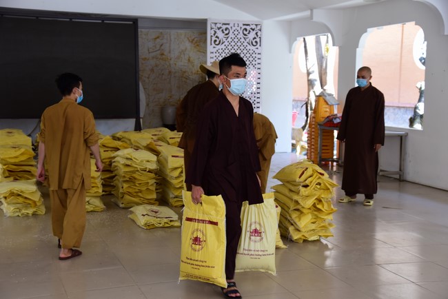 Supporting people in need during the Covid-19 pandemic of Hoang Phap Pagoda