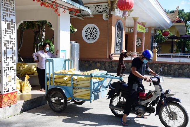 Supporting people in need during the Covid-19 pandemic of Hoang Phap Pagoda