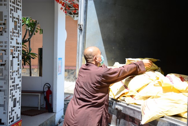 Supporting people in need during the Covid-19 pandemic of Hoang Phap Pagoda