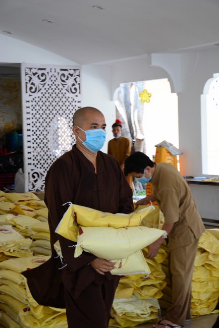 Supporting people in need during the Covid-19 pandemic of Hoang Phap Pagoda