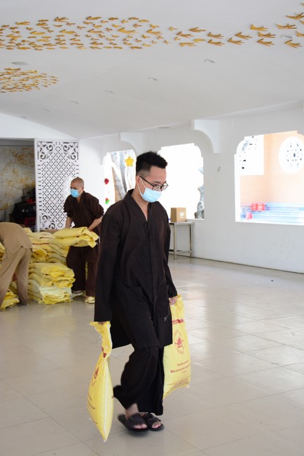 Supporting people in need during the Covid-19 pandemic of Hoang Phap Pagoda