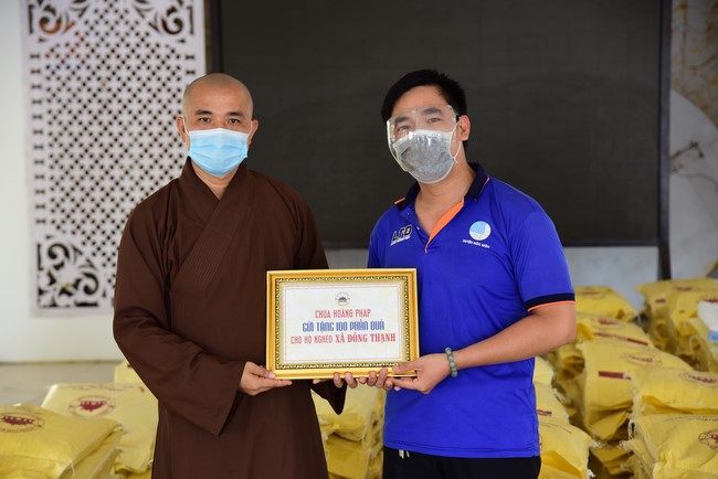 Supporting people in need during the Covid-19 pandemic of Hoang Phap Pagoda