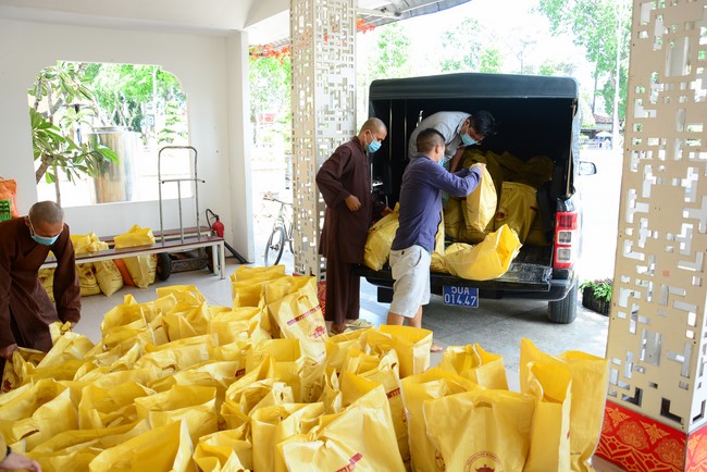 Supporting people in need during the Covid-19 pandemic of Hoang Phap Pagoda