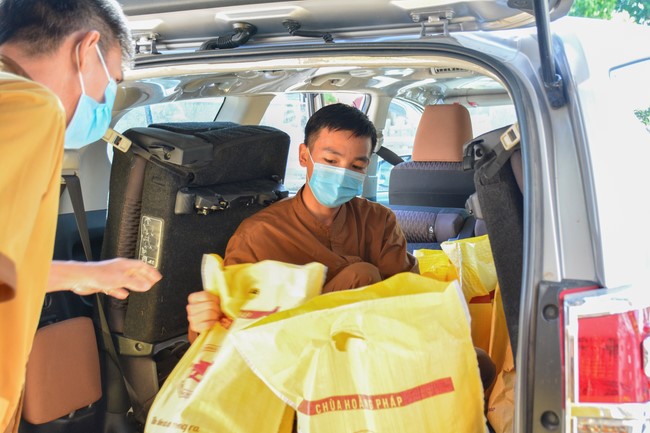 Supporting people in need during the Covid-19 pandemic of Hoang Phap Pagoda