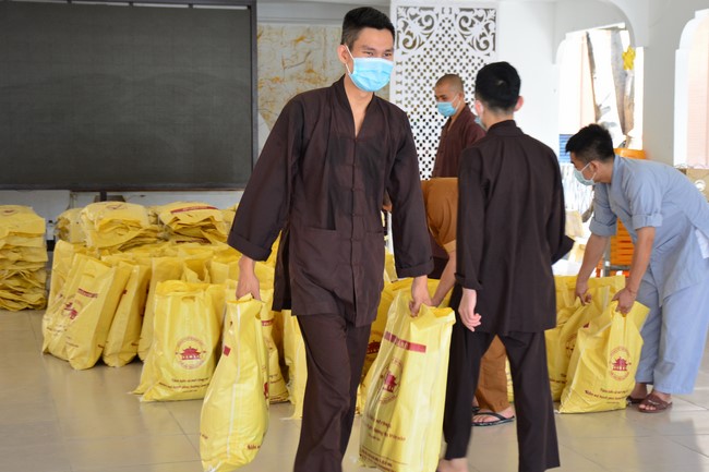 Supporting people in need during the Covid-19 pandemic of Hoang Phap Pagoda