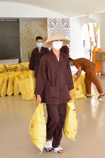 Supporting people in need during the Covid-19 pandemic of Hoang Phap Pagoda