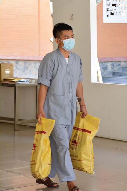 Supporting people in need during the Covid-19 pandemic of Hoang Phap Pagoda