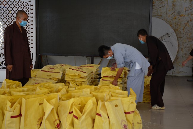 Supporting people in need during the Covid-19 pandemic of Hoang Phap Pagoda