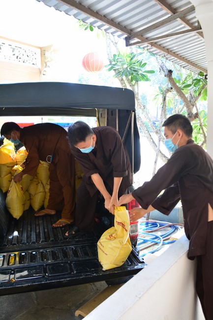 Supporting people in need during the Covid-19 pandemic of Hoang Phap Pagoda