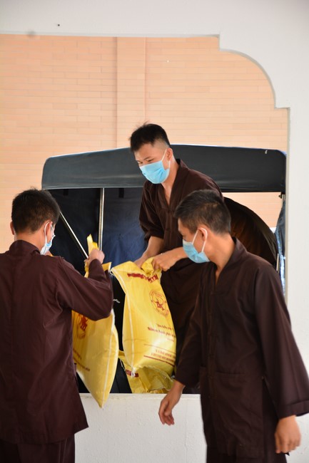 Supporting people in need during the Covid-19 pandemic of Hoang Phap Pagoda