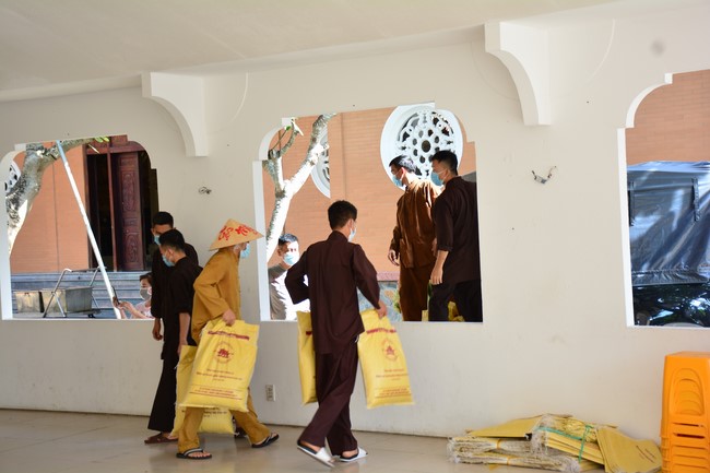 Supporting people in need during the Covid-19 pandemic of Hoang Phap Pagoda