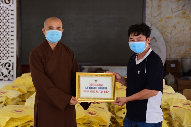 Supporting people in need during the Covid-19 pandemic of Hoang Phap Pagoda