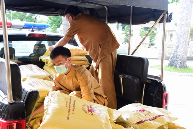 Supporting people in need during the Covid-19 pandemic of Hoang Phap Pagoda