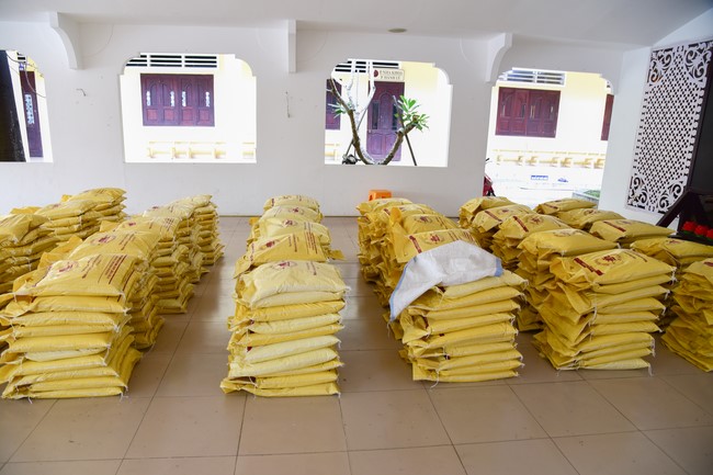 Supporting people in need during the Covid-19 pandemic of Hoang Phap Pagoda