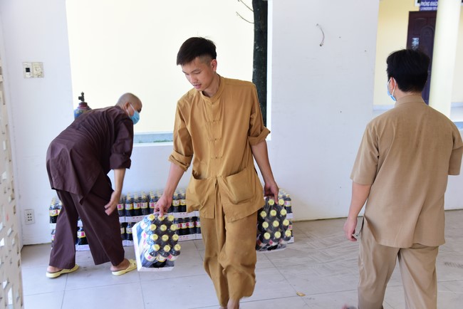 Supporting people in need during the Covid-19 pandemic of Hoang Phap Pagoda