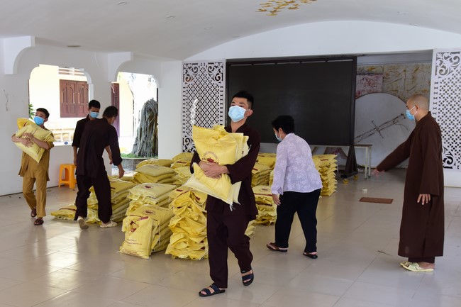 Supporting people in need during the Covid-19 pandemic of Hoang Phap Pagoda