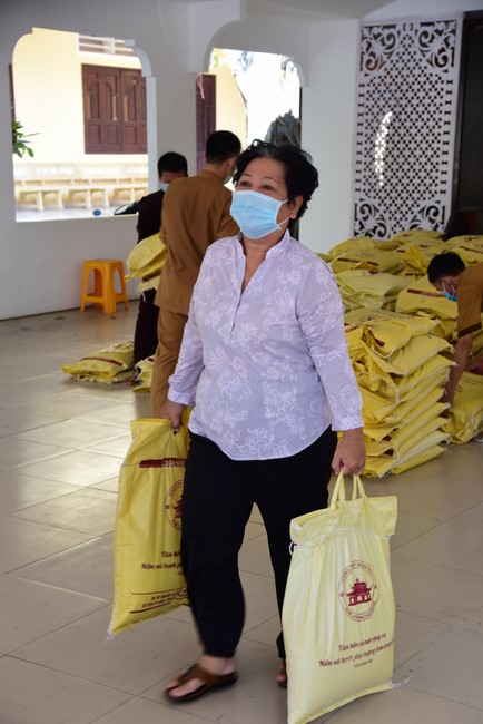 Supporting people in need during the Covid-19 pandemic of Hoang Phap Pagoda