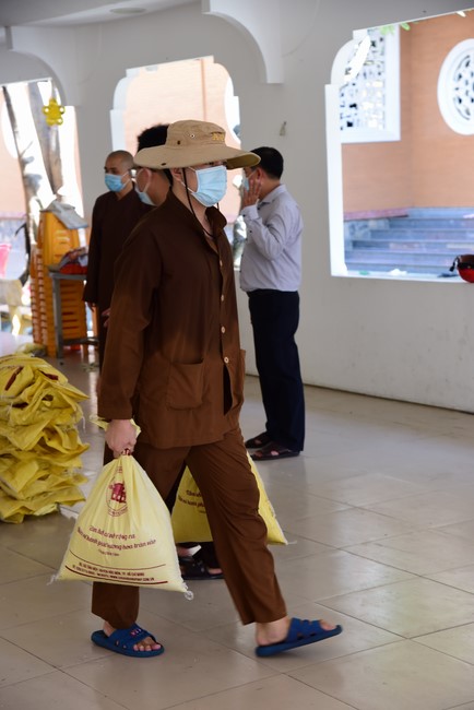 Supporting people in need during the Covid-19 pandemic of Hoang Phap Pagoda