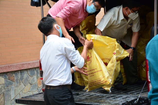 Supporting people in need during the Covid-19 pandemic of Hoang Phap Pagoda