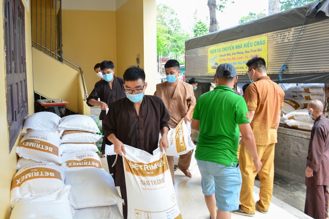 Supporting people in need during the Covid-19 pandemic of Hoang Phap Pagoda