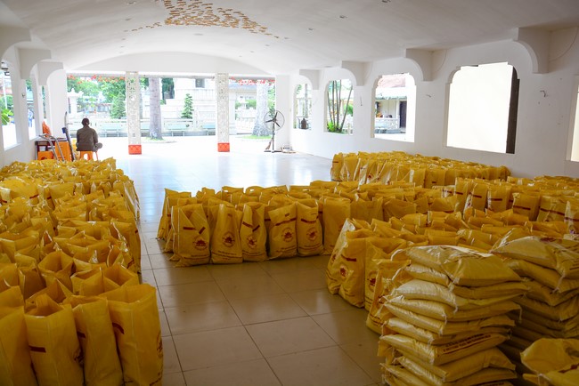 Supporting people in need during the Covid-19 pandemic of Hoang Phap Pagoda