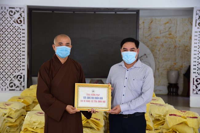 Supporting people in need during the Covid-19 pandemic of Hoang Phap Pagoda