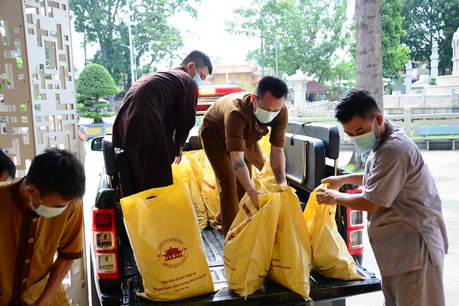Supporting people in need during the Covid-19 pandemic of Hoang Phap Pagoda
