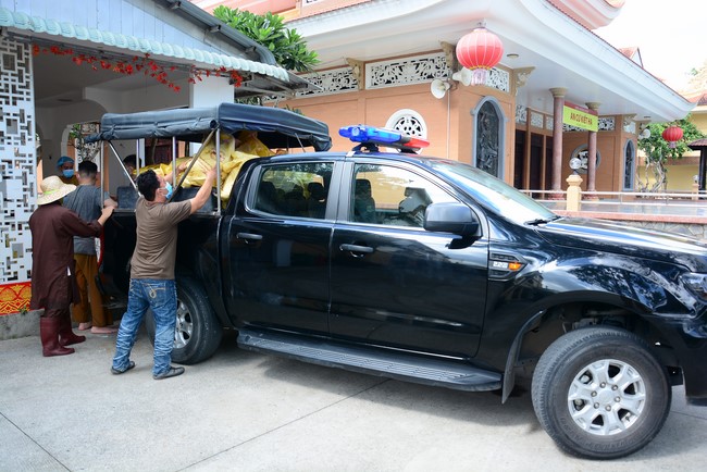 Supporting people in need during the Covid-19 pandemic of Hoang Phap Pagoda