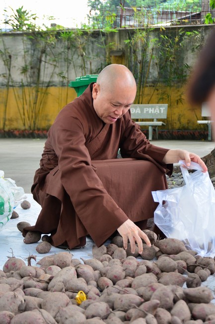 Supporting people in need during the Covid-19 pandemic of Hoang Phap Pagoda