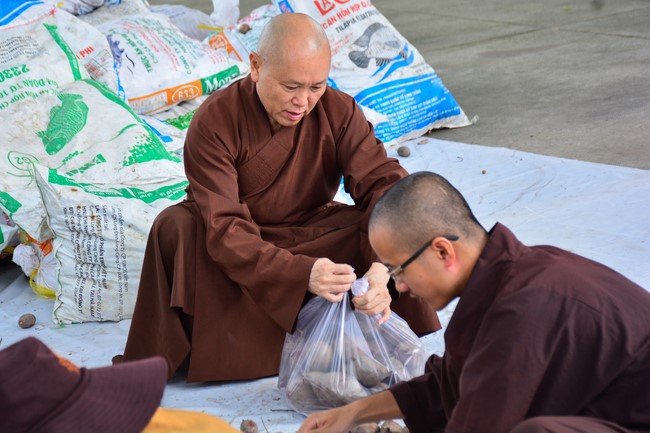 Supporting people in need during the Covid-19 pandemic of Hoang Phap Pagoda